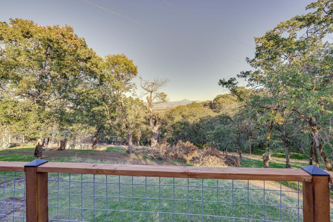 Cozy Central Point Bungalow On Working Winery! Exterior photo